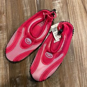 Woman size 7 water shoes